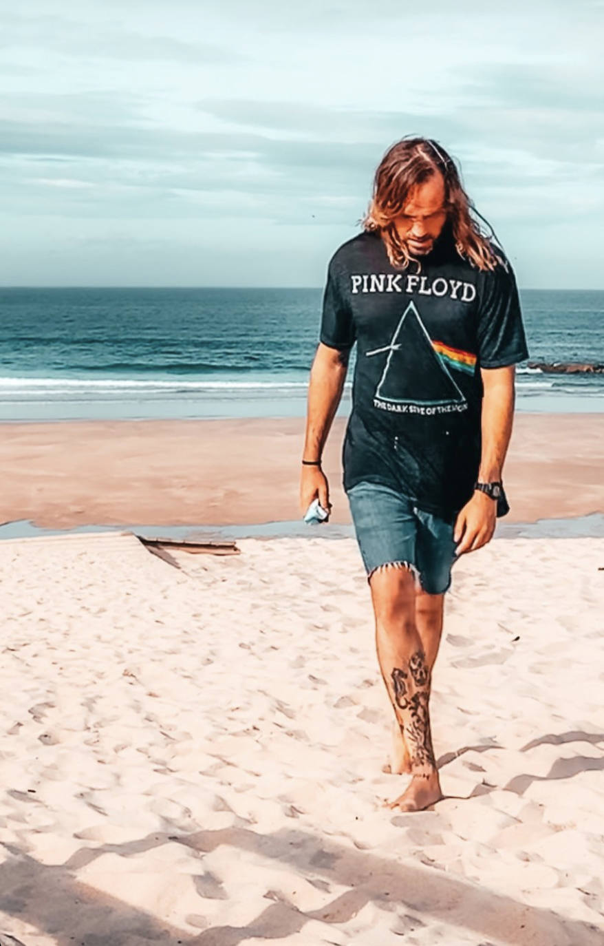 Fotos: Manu, el surfista de Leioa que arrasa en redes con sus camisas hawaianas y tatuajes