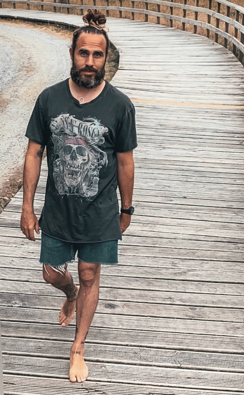 Fotos: Manu, el surfista de Leioa que arrasa en redes con sus camisas hawaianas y tatuajes