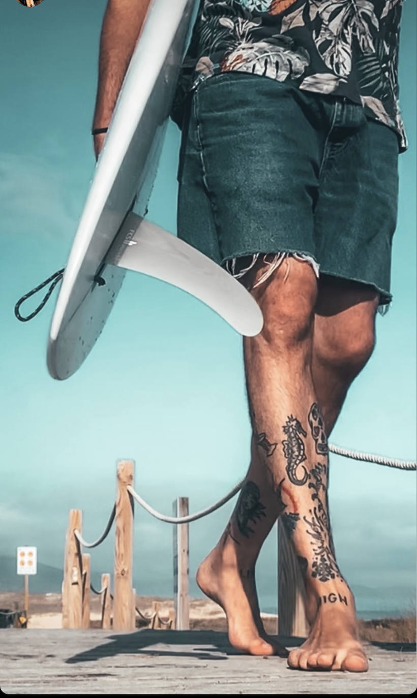 Fotos: Manu, el surfista de Leioa que arrasa en redes con sus camisas hawaianas y tatuajes