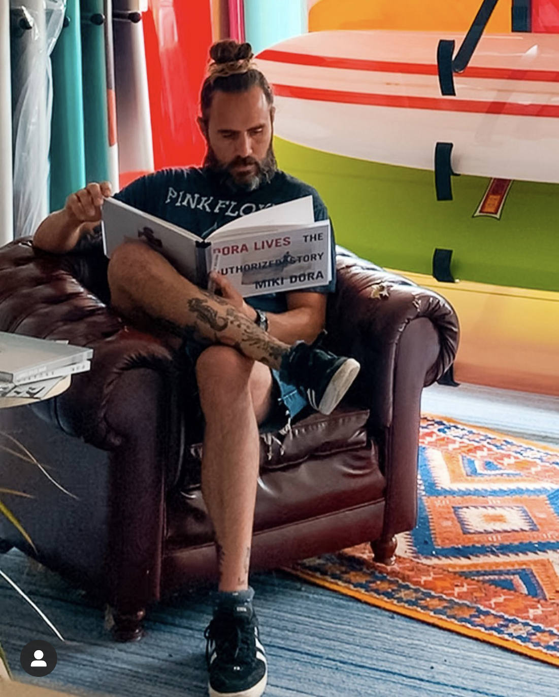 Fotos: Manu, el surfista de Leioa que arrasa en redes con sus camisas hawaianas y tatuajes