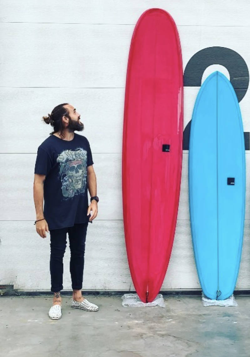 Fotos: Manu, el surfista de Leioa que arrasa en redes con sus camisas hawaianas y tatuajes