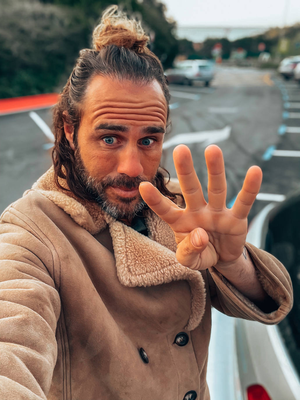 Fotos: Manu, el surfista de Leioa que arrasa en redes con sus camisas hawaianas y tatuajes