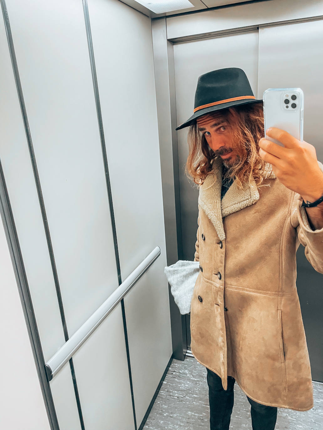 Fotos: Manu, el surfista de Leioa que arrasa en redes con sus camisas hawaianas y tatuajes