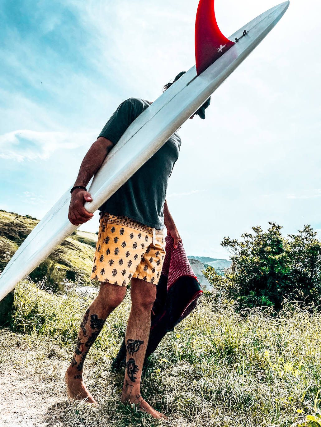 Fotos: Manu, el surfista de Leioa que arrasa en redes con sus camisas hawaianas y tatuajes