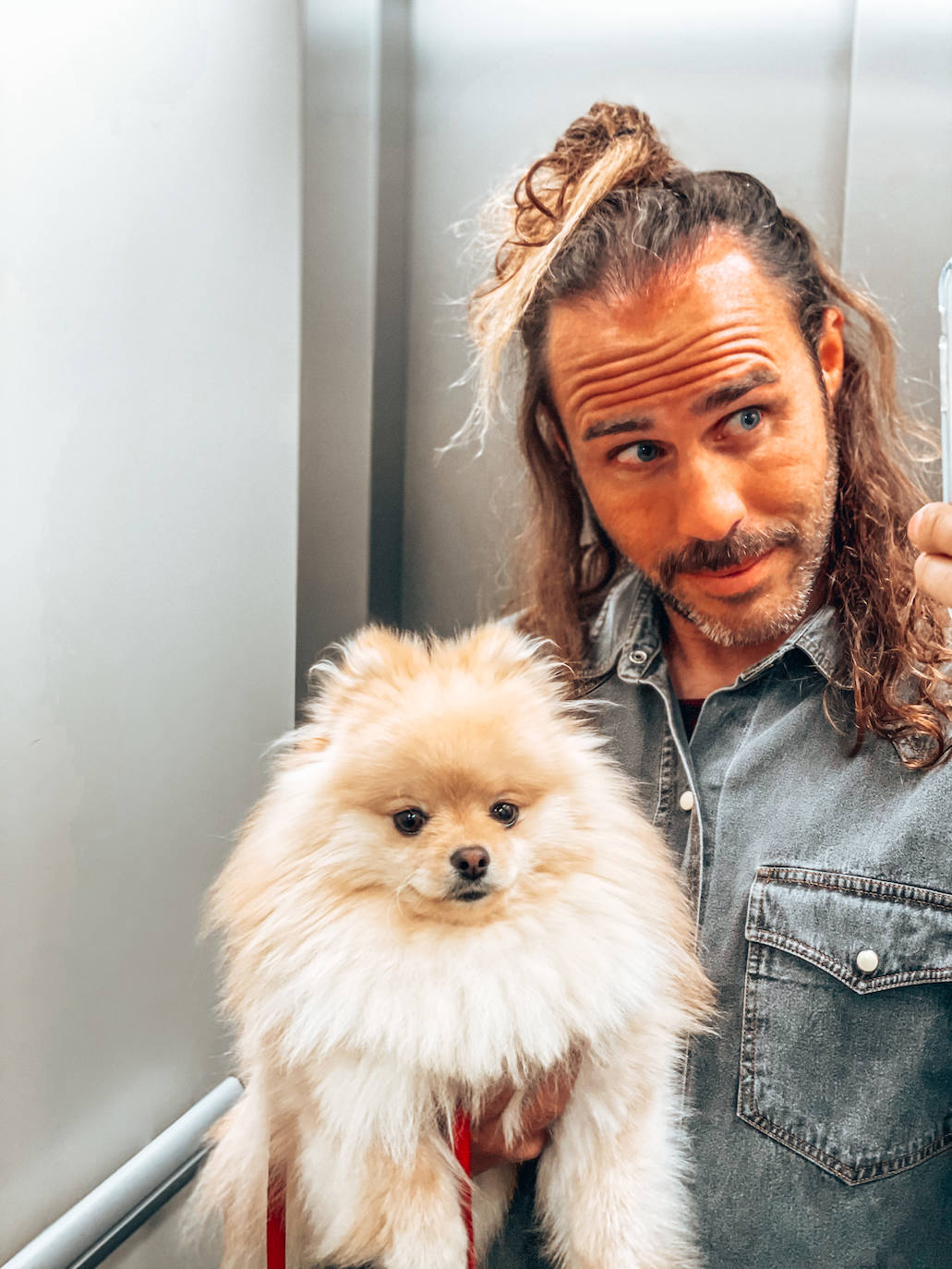 Fotos: Manu, el surfista de Leioa que arrasa en redes con sus camisas hawaianas y tatuajes