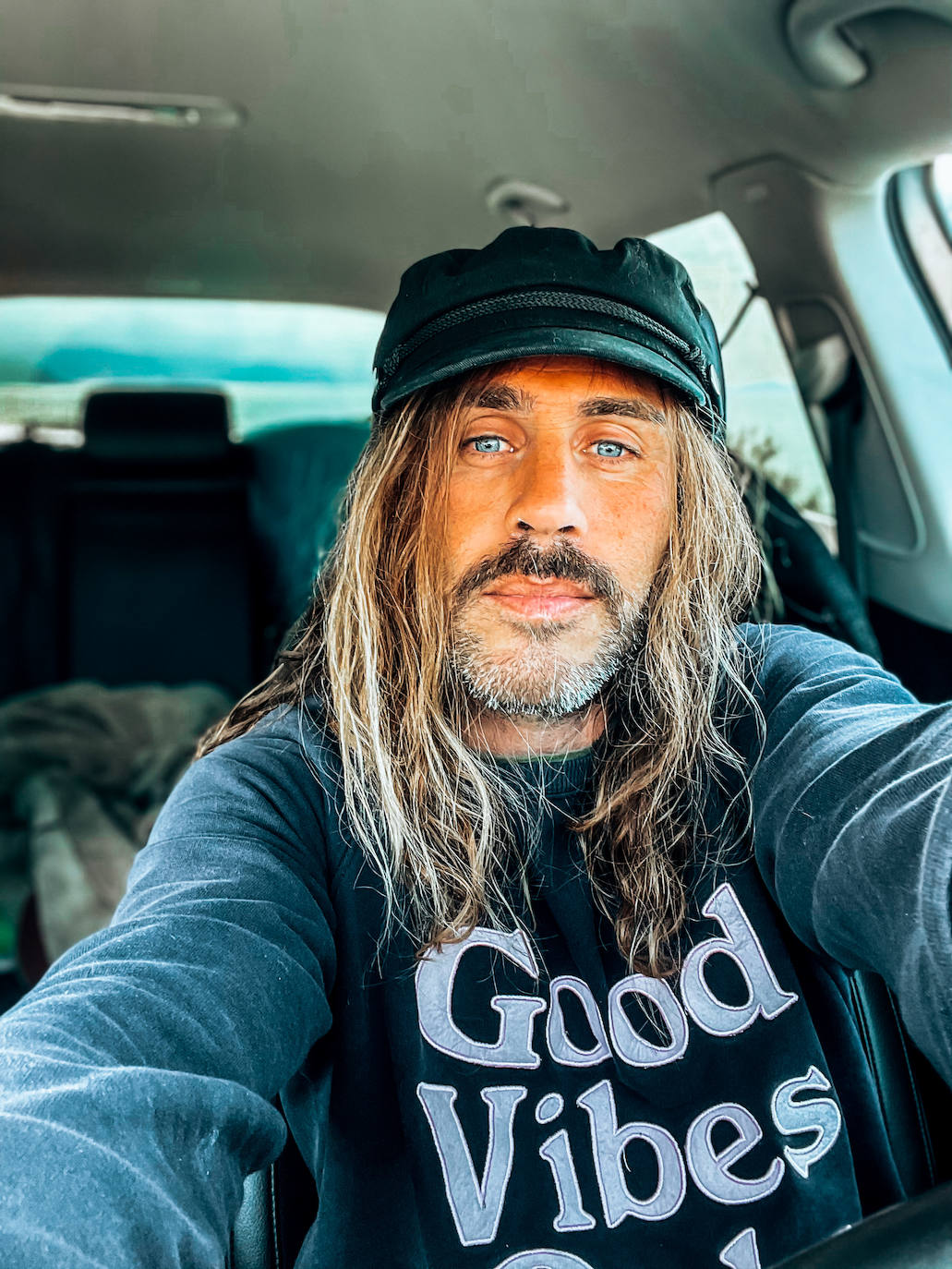 Fotos: Manu, el surfista de Leioa que arrasa en redes con sus camisas hawaianas y tatuajes