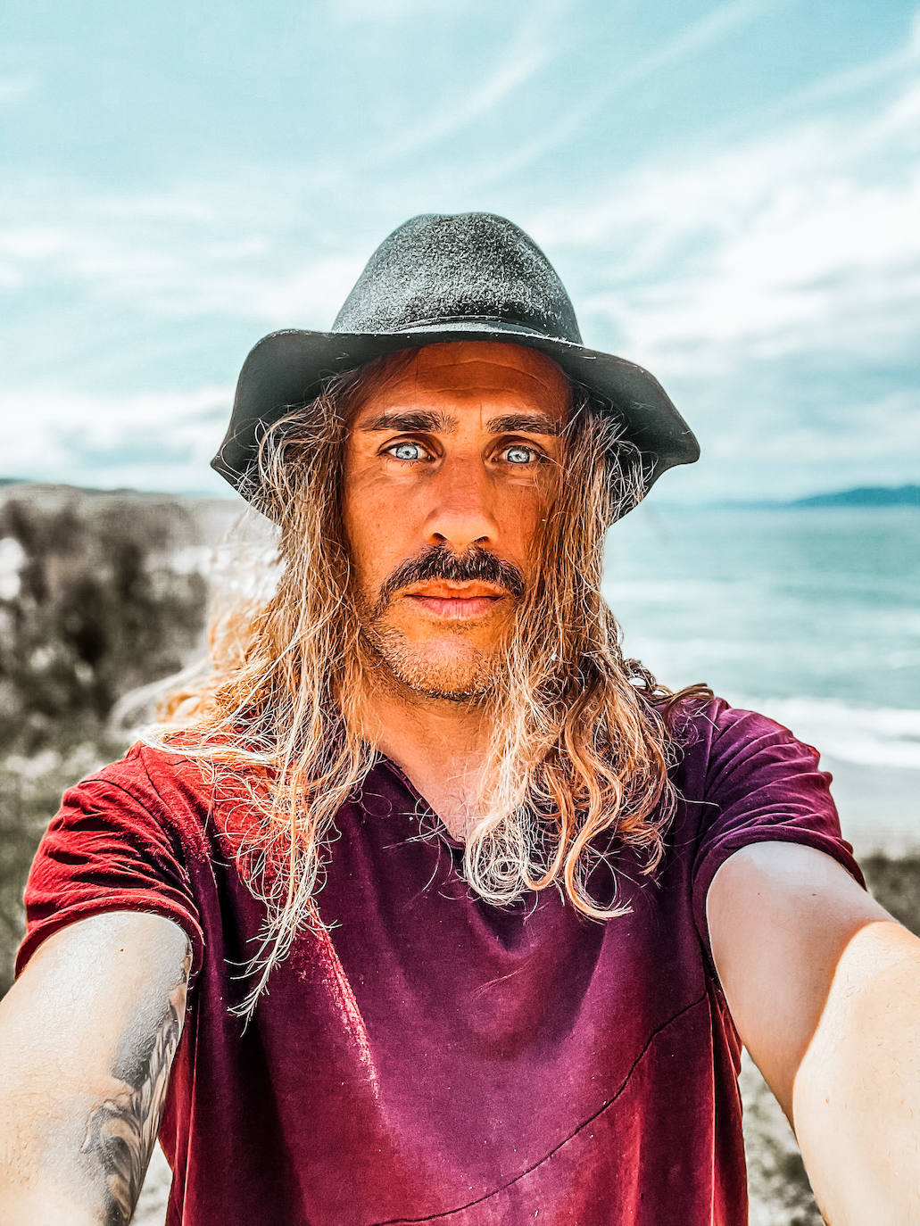 Fotos: Manu, el surfista de Leioa que arrasa en redes con sus camisas hawaianas y tatuajes