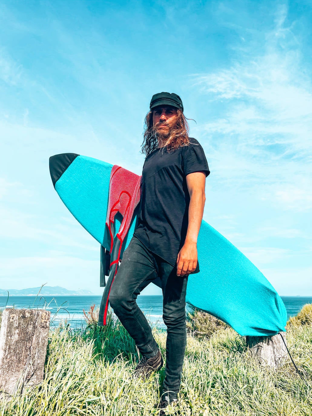 Fotos: Manu, el surfista de Leioa que arrasa en redes con sus camisas hawaianas y tatuajes