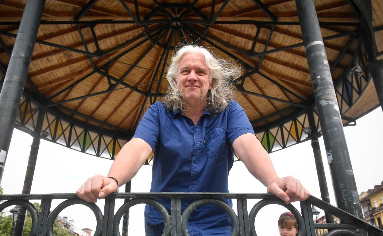 Óscar Terol se ha dejado crecer el pelo y luce ahora una tupida melena que le da un aire de rebelde. 