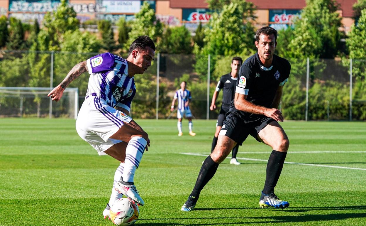 Orozko presiona a uno de los defensas pucelanos. 