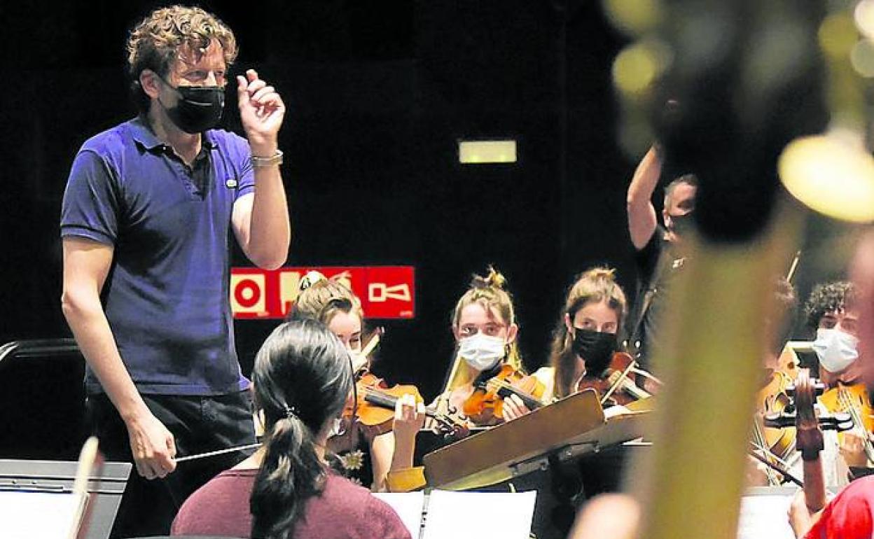 Gustavo Gimeno dirige a la EGO en un ensayo en Musikene. 