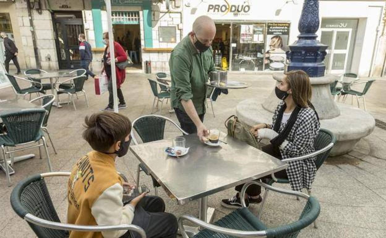 La hostelería y los parados de larga duración se quedan atrás en la recuperación del empleo