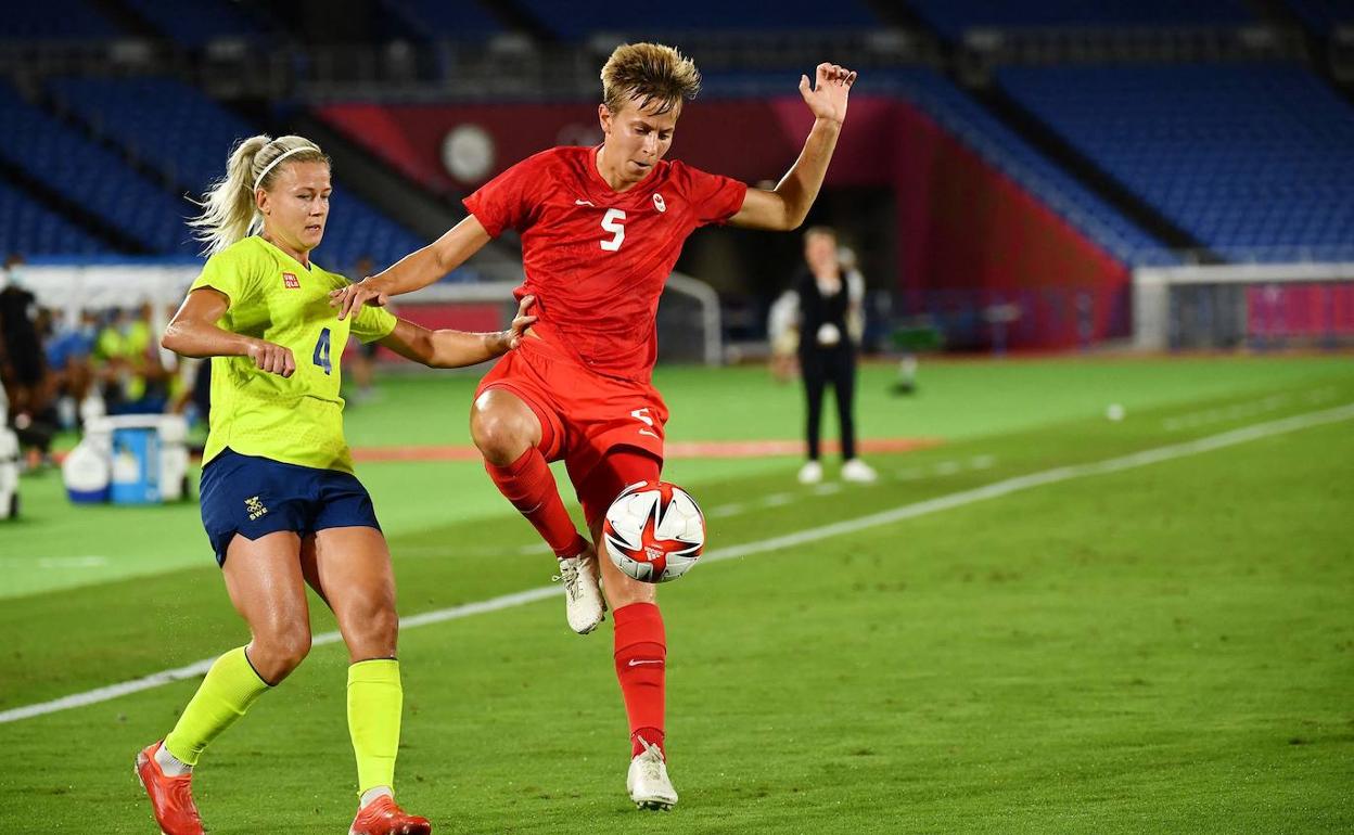 Quinn se zafa de la defensa sueca Hanna Glas durante los Juegos Olímpicos. 