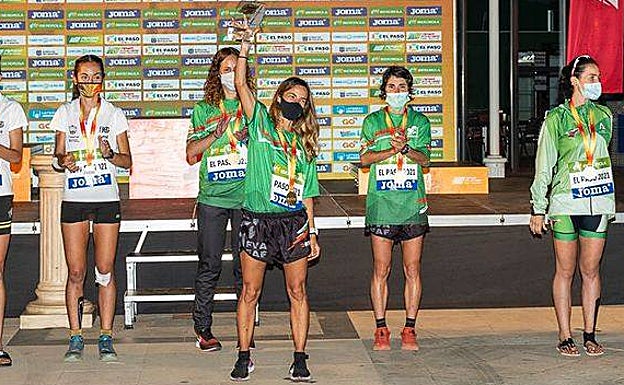 Las corredoras vascas, en lo más alto del podio. 