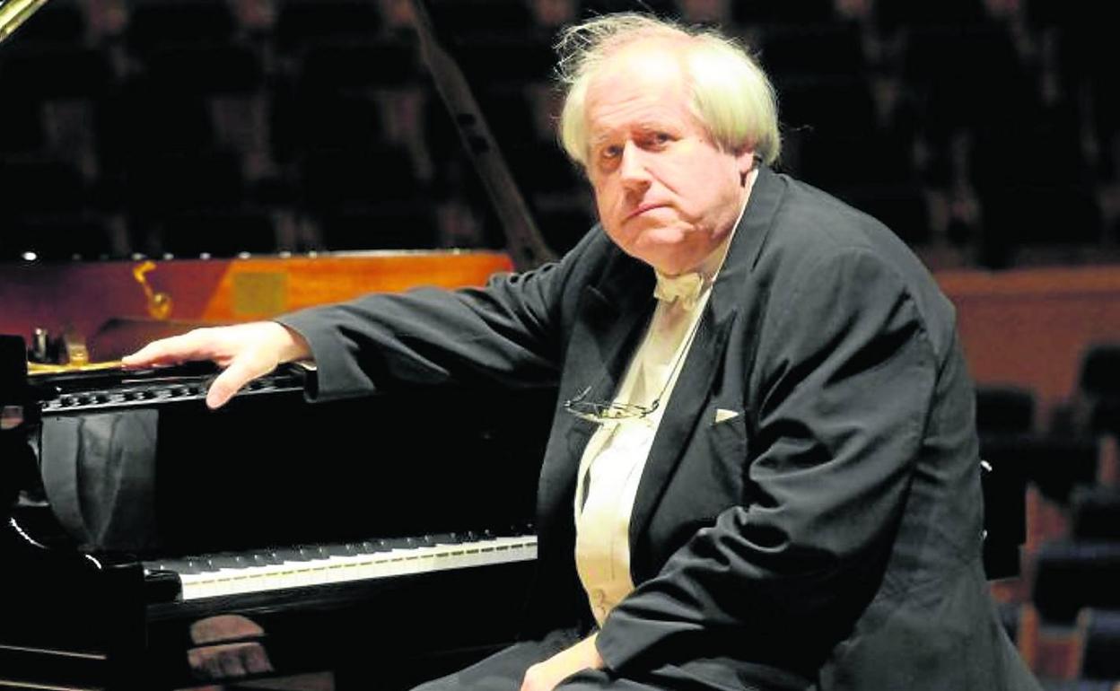 «No toca con orquesta, apenas graba y es el mejor pianista del mundo»: la leyenda Sokolov 
