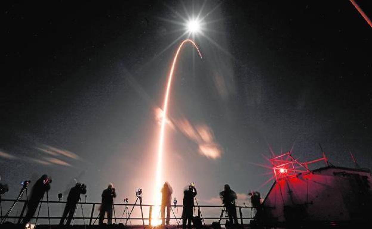 El despegue de la 'Solar Orbiter', con la Luna en lo alto del cielo. 