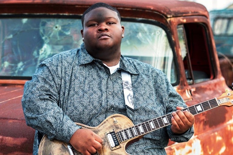 El corpulento guitarrista todoterreno veinteañero Christone 'Kingfish' Ingram.