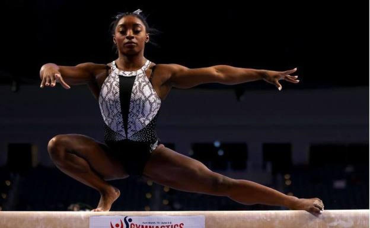 Simone Biles haciendo uno de sus ejercicios en barra. 