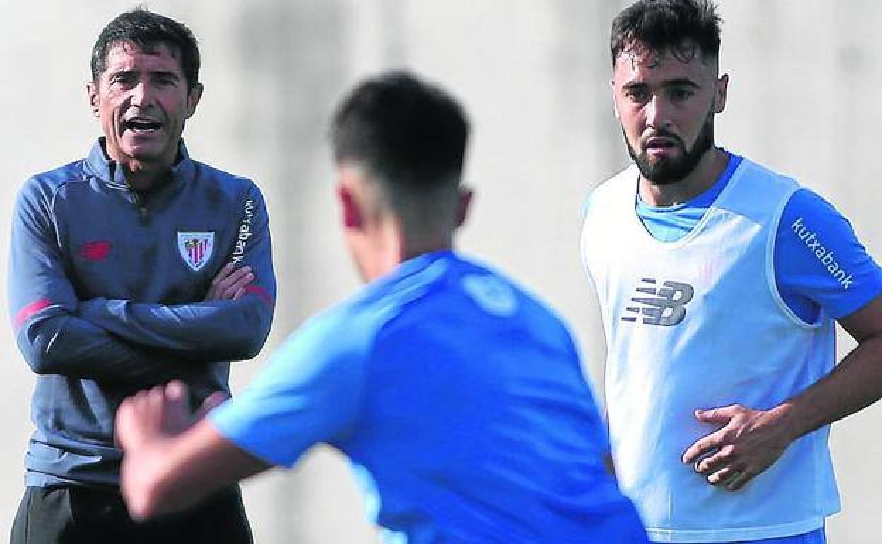 Unai López y Marcelino en uno de los entrenamientos de esta pretemporada en Lezama. 