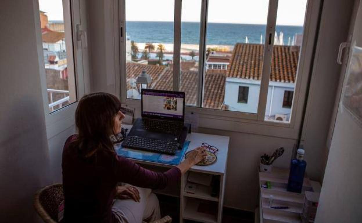 Algo más de tres millones de personas trabajaron de forma habitual desde sus domicilios durante las semanas de confinamiento, según el INE. 