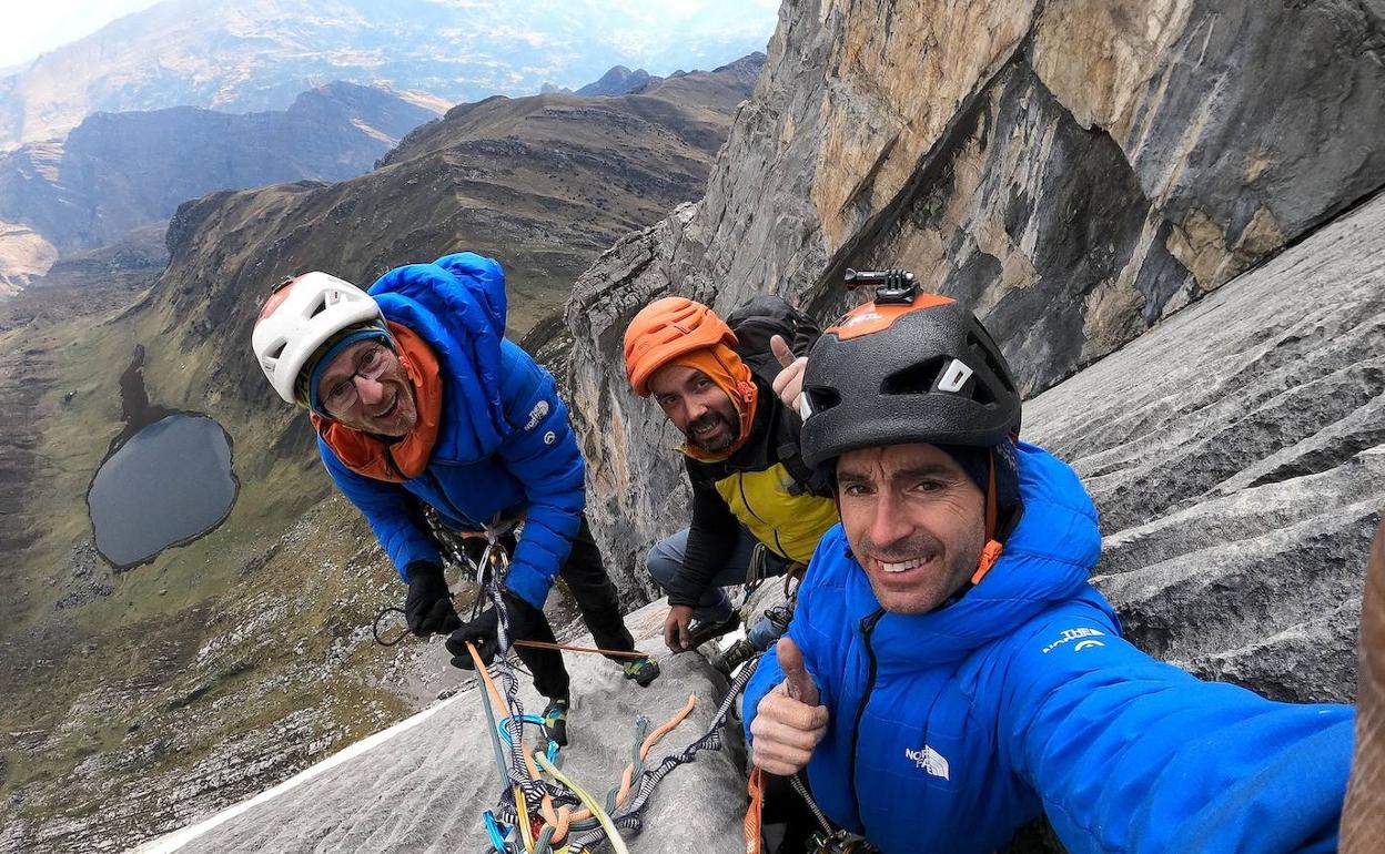 Iker, Manu y Eneko celebran la apertura de la nueva vía todavía en la pared.