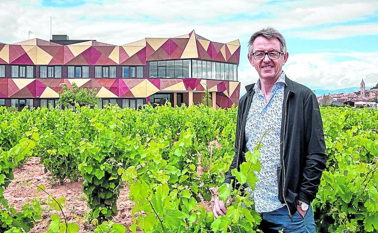 Carlos Bujanda Fernández de Piérola, entre los viñedos que rodean a su nueva bodega con hotel que ha construido en la localidad riojana de Navarrete.