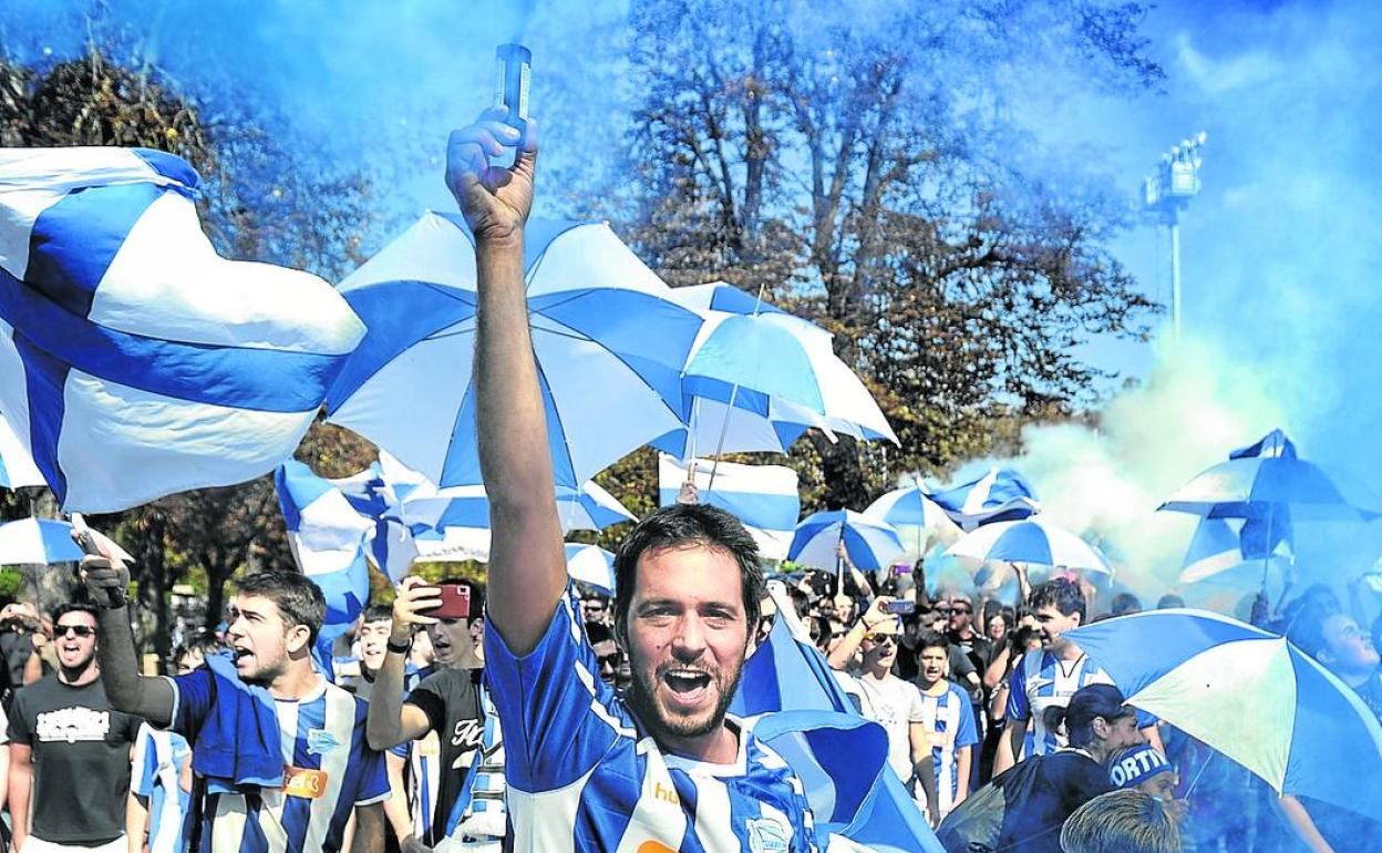 Jóvenes seguidores alavesistas acuden en kalejira a Mendizorroza. 