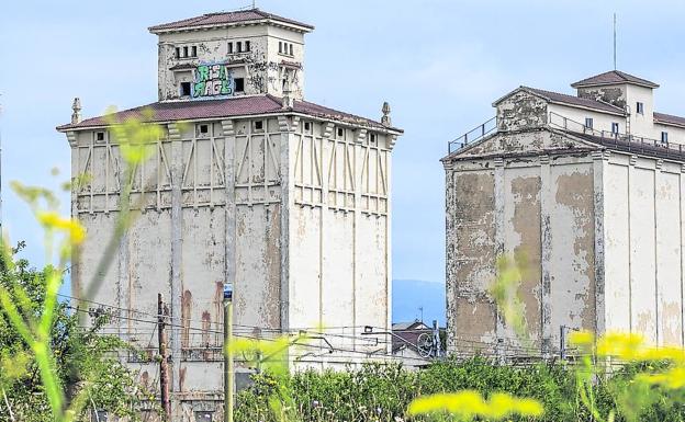 Los silos de Salvatierra son los que mayor valor patrimonial tienen por su estilo historicista con falsos entramados de madera.