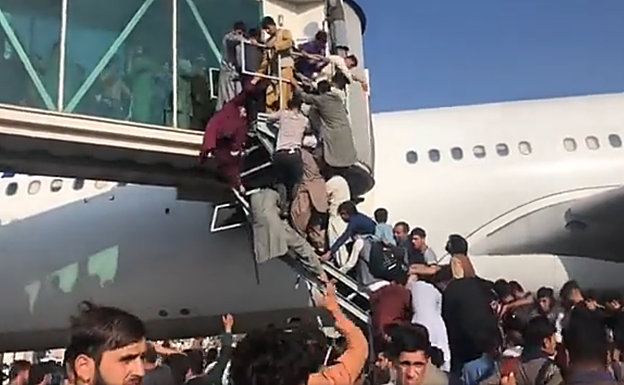 Afganistán: Escenas de pánico entre la multitud que se agolpa en el aeropuerto de Kabul para huir de los talibanes