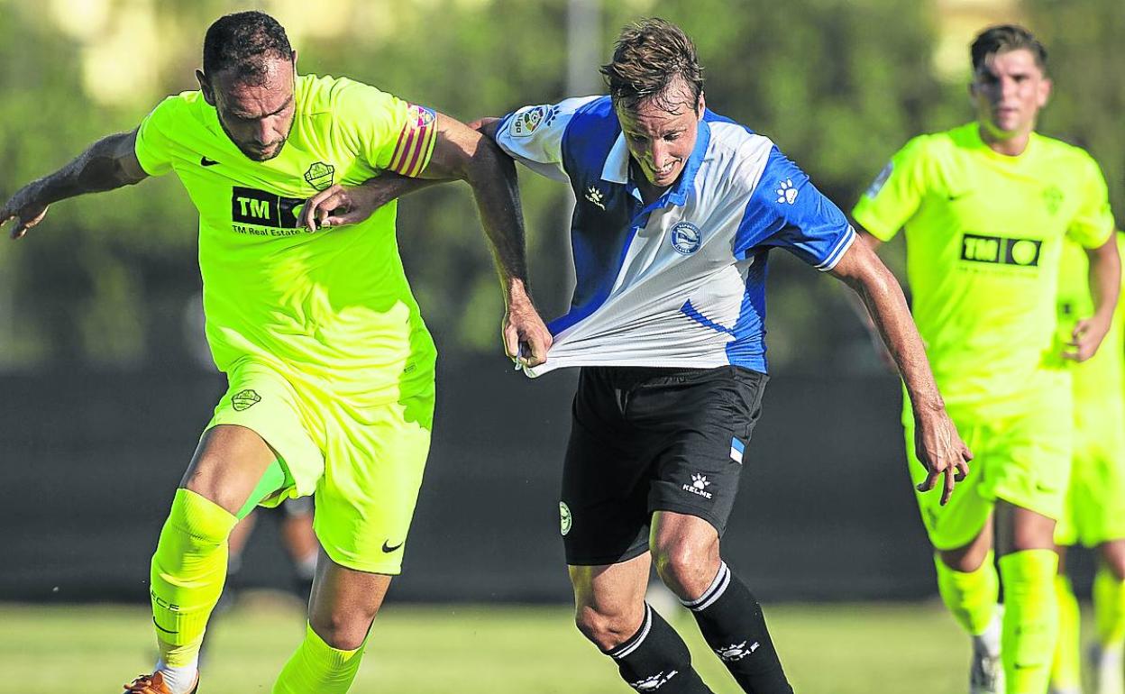 Encuentro amistoso entre el Elche y el Alavés en La Manga. 