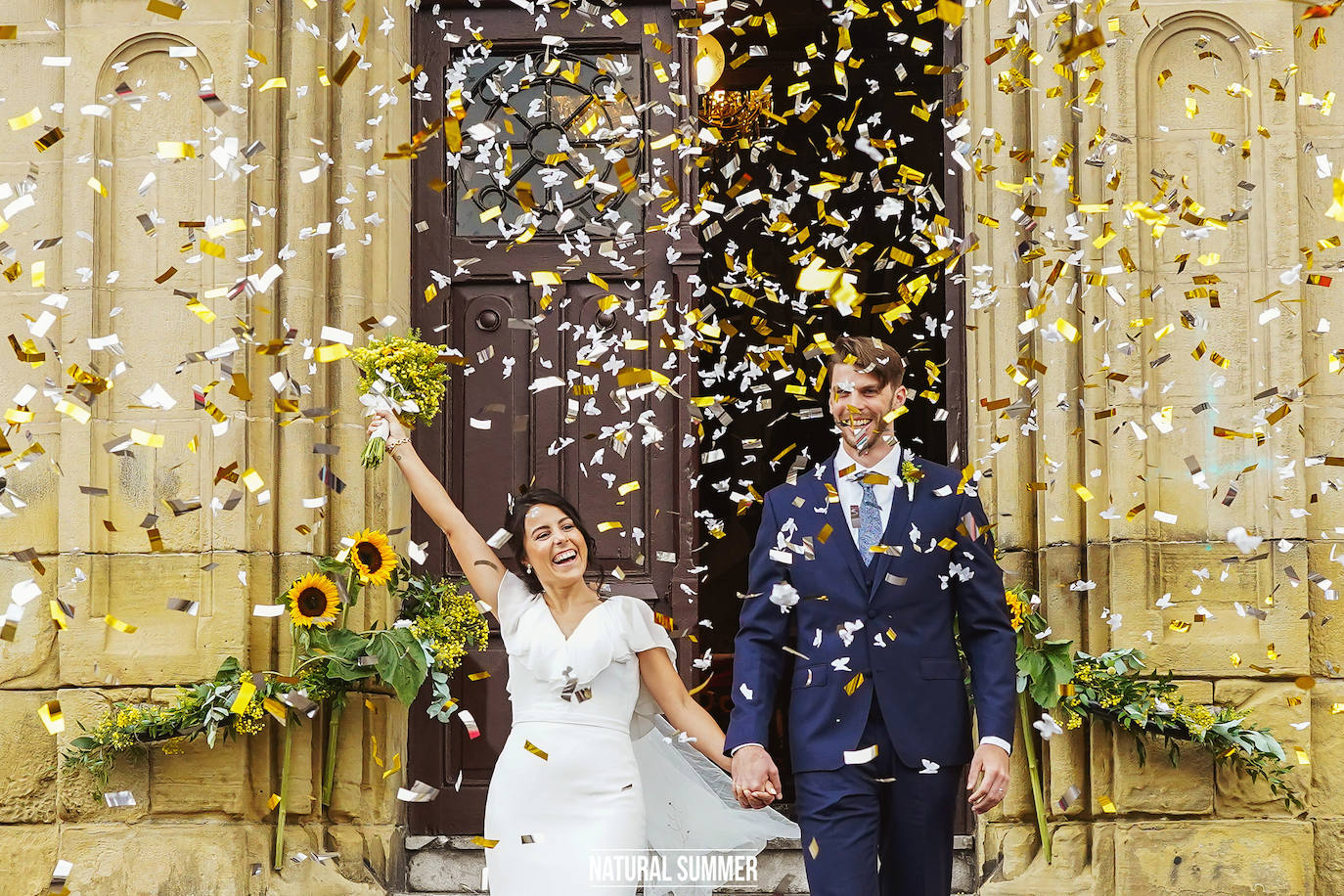 Contra viento y marea, y nunca mejor dicho, la pareja formada por la periodista donostiarra Danae Zarzuelo y el jugador de baloncesto Mike Carlson se dieron un 'sí quiero' más que emotivo. He aquí los mejores momentos del inolvidable y esperado día