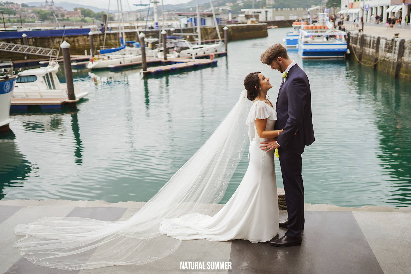 Contra viento y marea, y nunca mejor dicho, la pareja formada por la periodista donostiarra Danae Zarzuelo y el jugador de baloncesto Mike Carlson se dieron un 'sí quiero' más que emotivo. He aquí los mejores momentos del inolvidable y esperado día