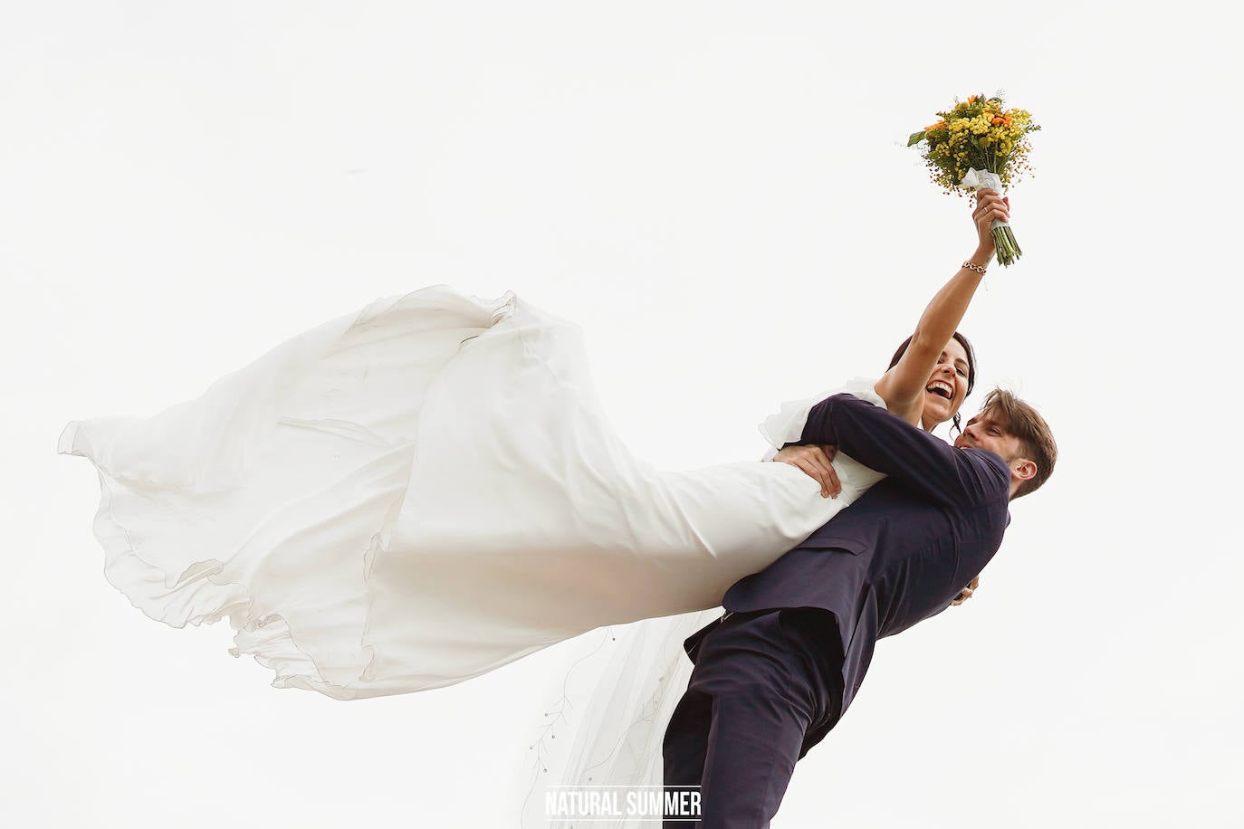 Contra viento y marea, y nunca mejor dicho, la pareja formada por la periodista donostiarra Danae Zarzuelo y el jugador de baloncesto Mike Carlson se dieron un 'sí quiero' más que emotivo. He aquí los mejores momentos del inolvidable y esperado día