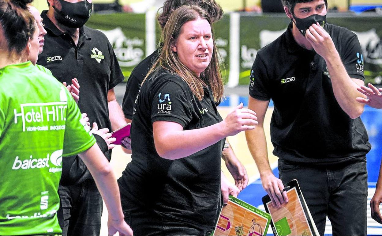 Made Urieta reúne a sus jugadoras durante un tiempo muerto. 