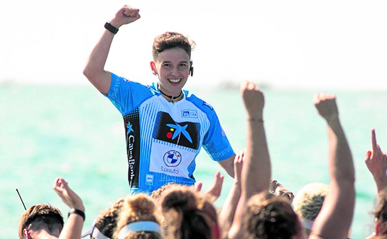 Andrea Astudillo alza el brazo junto al resto de integrantes de la cuadrilla tras conquistar el título liguero. 