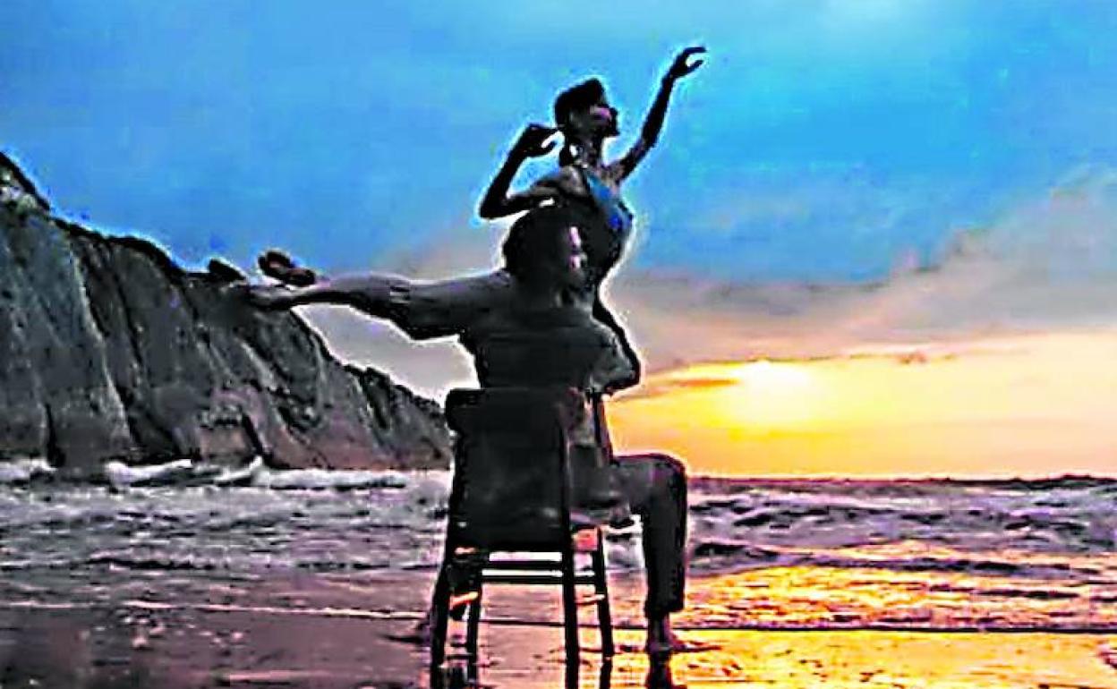 Fotograma de una película que forma parte del montaje. 