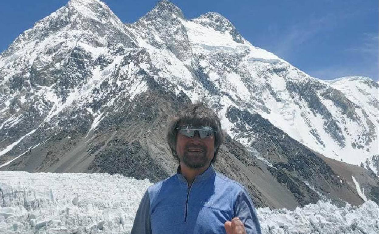 Alberto Broad Peak-en aurrean, bere azken zortzimilakoa.