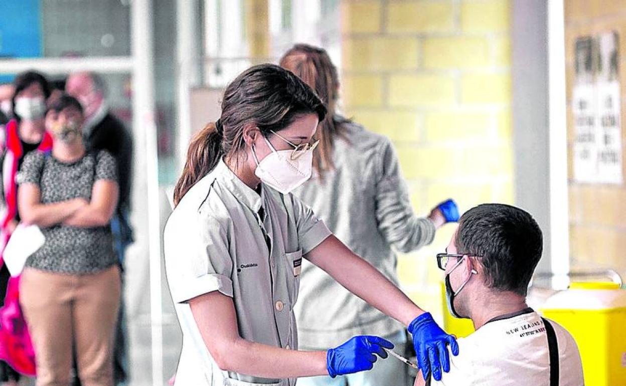 Un joven vasco recibe el pinchazo en uno de los 'vacunódromos' habilitado por Osakidetza. 