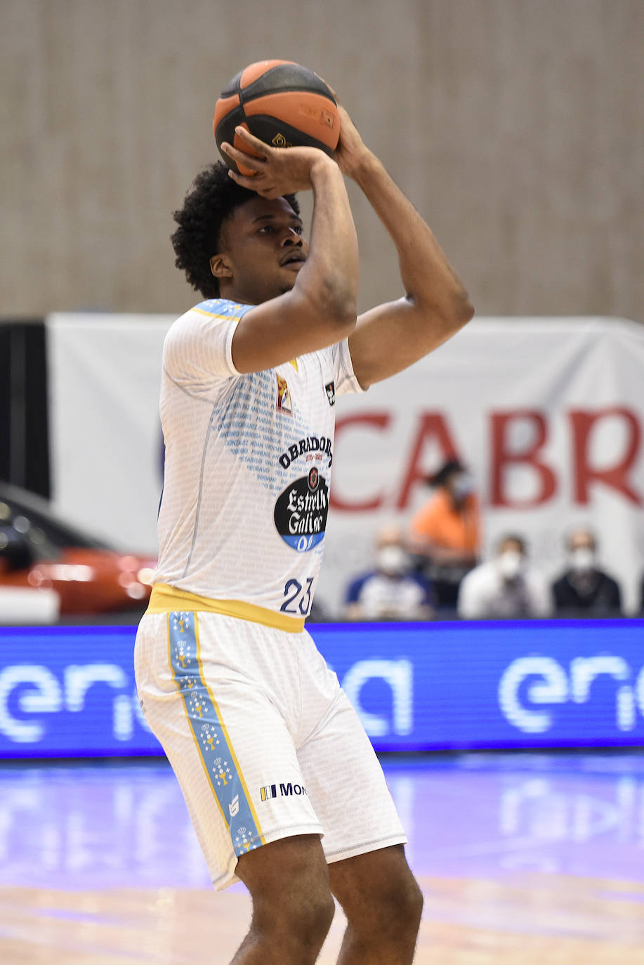 Fotos: El Baskonia cierra el fichaje de Steven Enoch