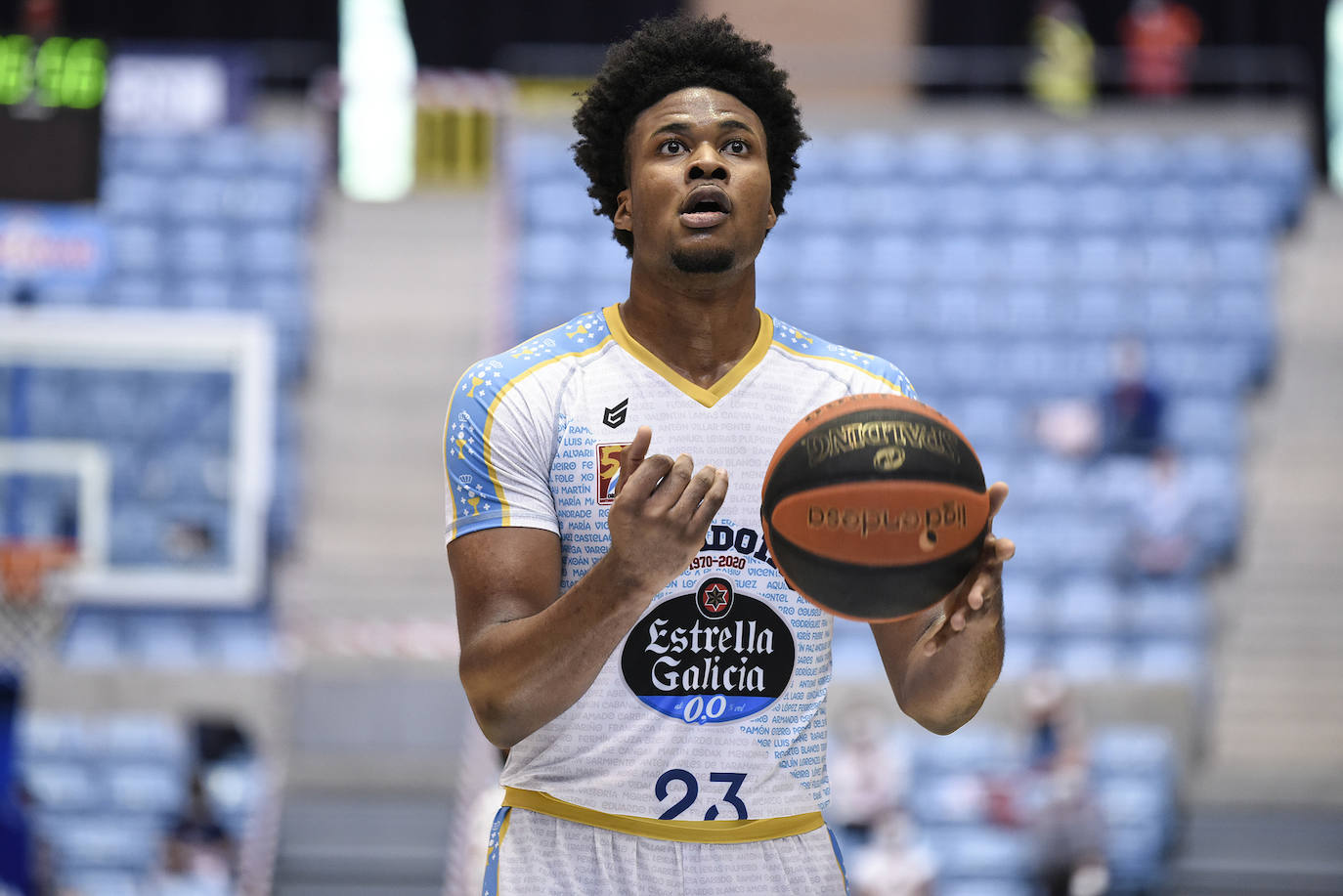 Fotos: El Baskonia cierra el fichaje de Steven Enoch