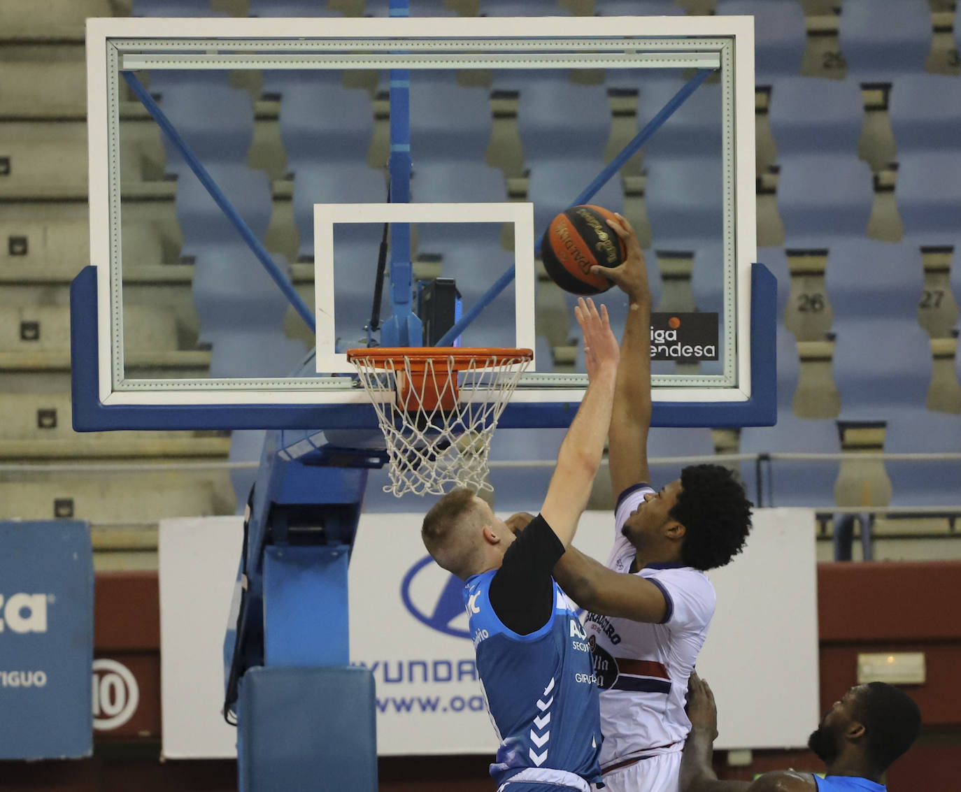 Fotos: El Baskonia cierra el fichaje de Steven Enoch
