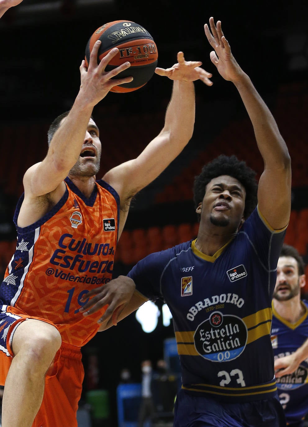 Fotos: El Baskonia cierra el fichaje de Steven Enoch