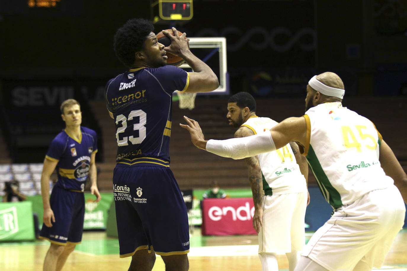 Fotos: El Baskonia cierra el fichaje de Steven Enoch