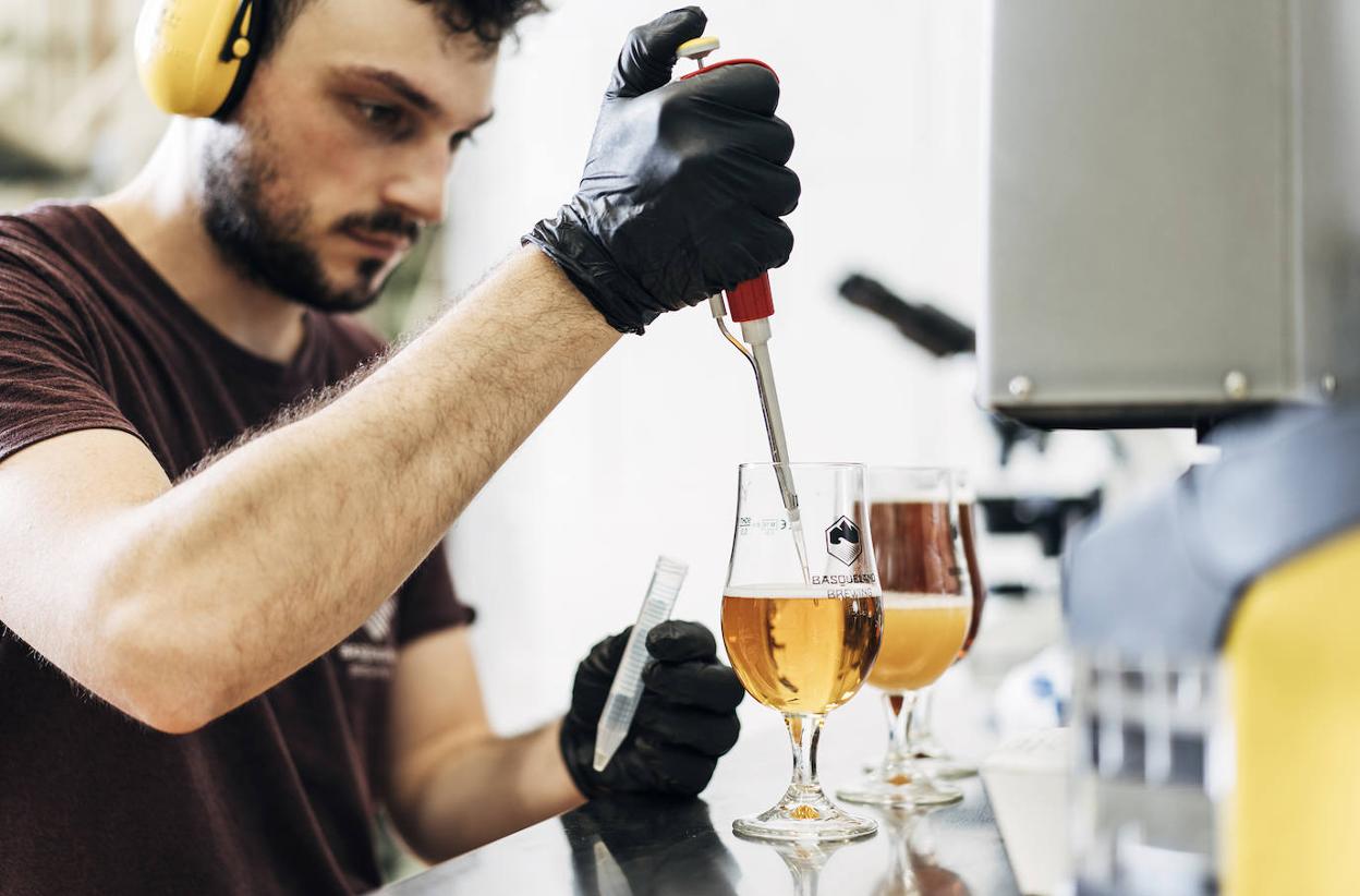 Pruebas de laboratorio para obtener la mejor cerveza.