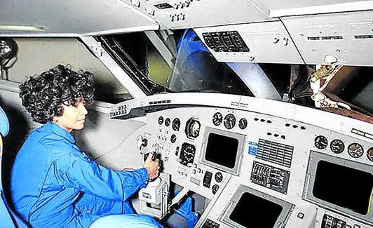 Nichelle Nichols, en el simulador del transbordador espacial en 1977. 