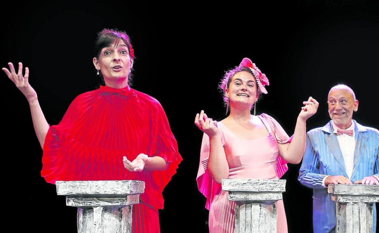 Nagore Navarro, Sara Barroeta e Iñaki Urrutia hacen malabarismos con las palabras. 