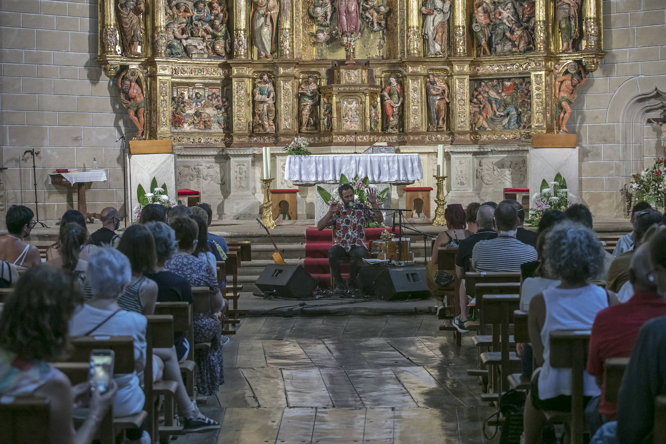 Imagen principal - Concierto de Amorante, en la iglesia de Elvillar, y la barra de Villa-Lucía, en la que se coció pulpo como guiño al evento 'hermano mayor', 17º Ribeira Sacra Festival. 