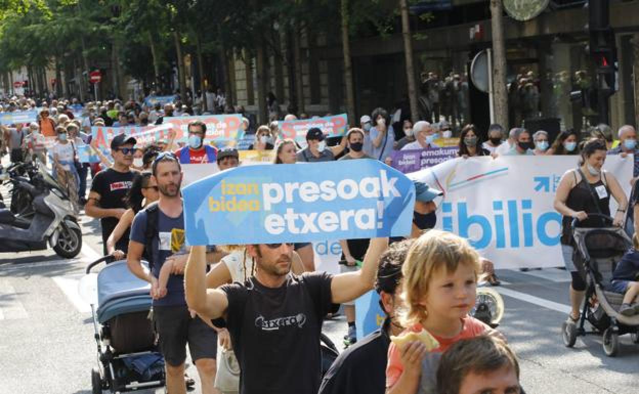 Sare se manifiesta en San Sebastián a favor del acercamiento de los presos de ETA