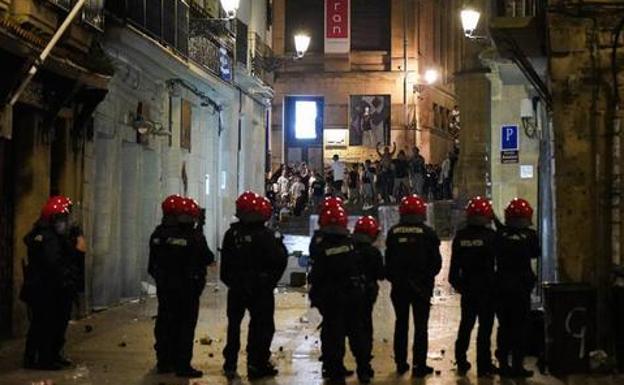 Catorce detenidos, cuatro de ellos menores, por lanzar objetos a la Ertzaintza en San Sebastián