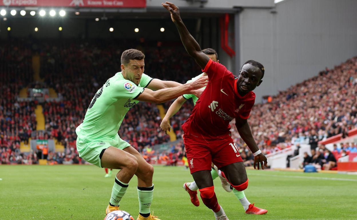 De Marcos y Mane en Anfield en el Liverpool-Athletic. 